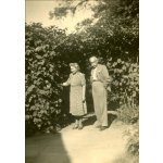 Michalina i Teodor w ogrodzie